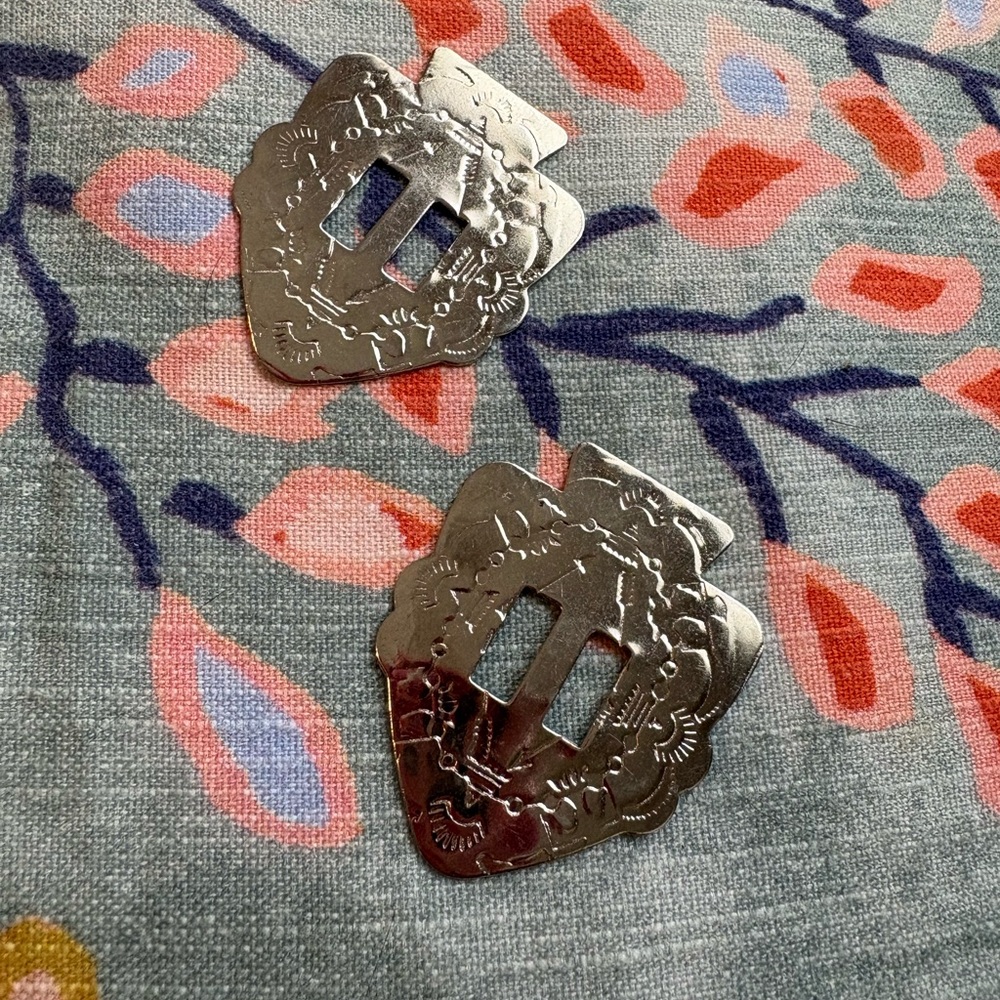 3/$10 2x Vintage Western Silver Tone Slotted Arrowhead Concho
